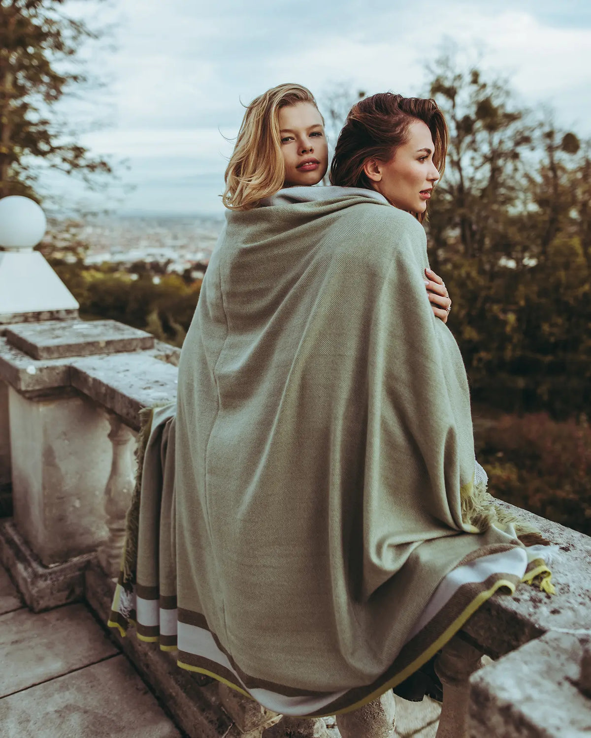 Designer Kaschmir Kuscheldecke "LIMA" von MOGLI & MARTINI