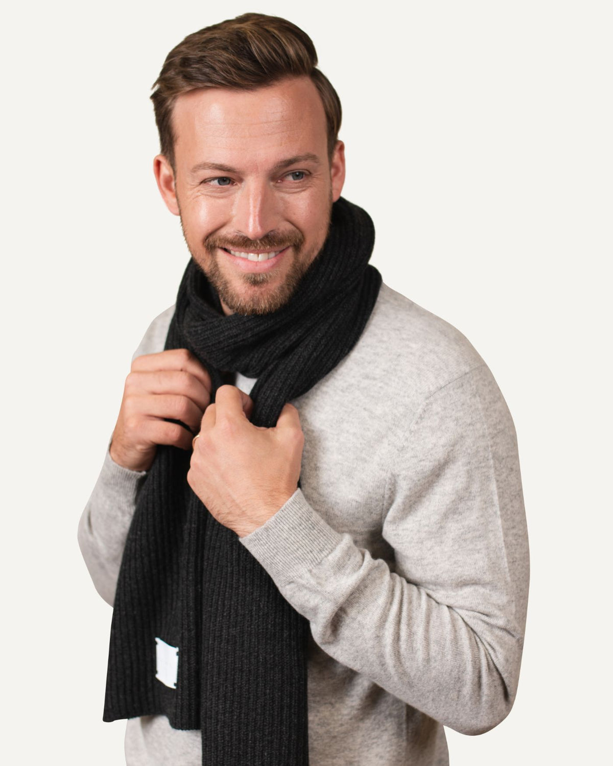 Gestrickter Kaschmir Schal für Herren in Anthrazit von MOGLI & MARTINI #farbe_anthrazit