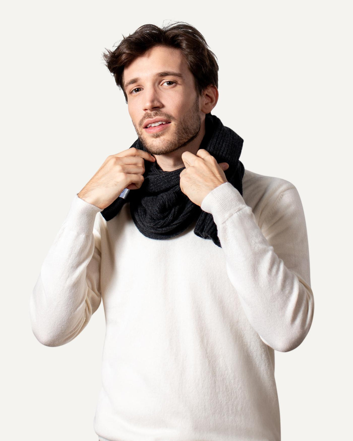 Gestrickter Kaschmir Schal für Herren in Anthrazit von MOGLI & MARTINI #farbe_anthrazit
