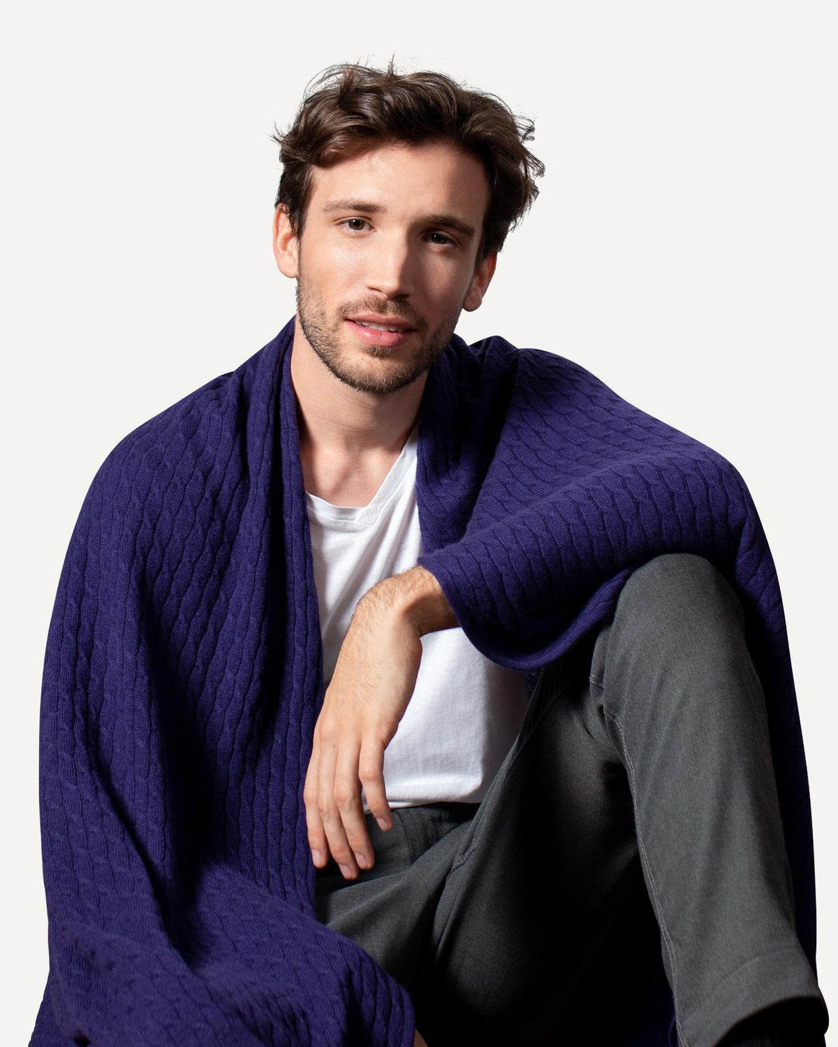 Kaschmir Kuscheldecke in Ultramarin von MOGLI & MARTINI #farbe_ultramarin