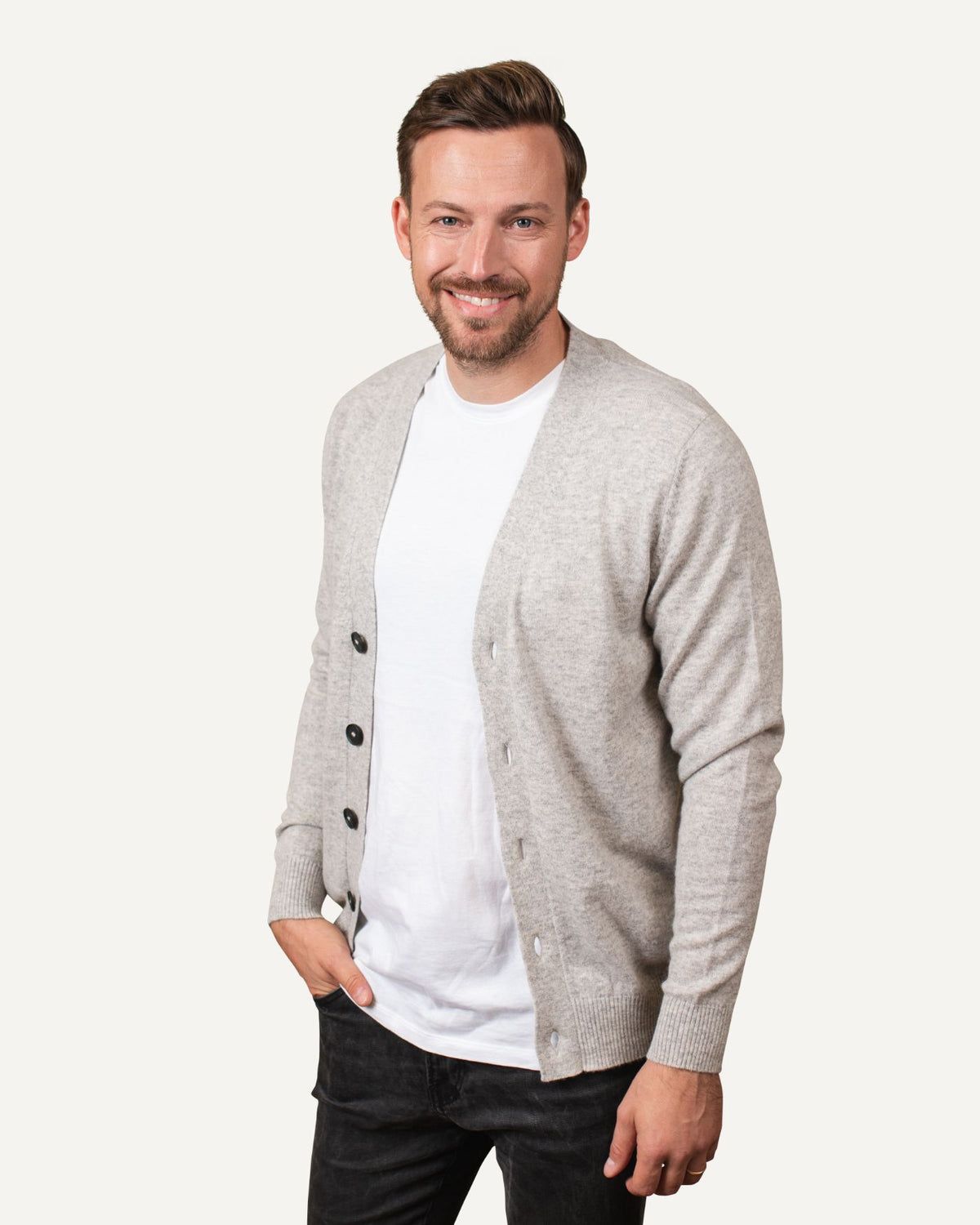 Kaschmir Cardigan für Herren in Wolfsgrau von MOGLI & MARTINI #farbe_wolfsgrau
