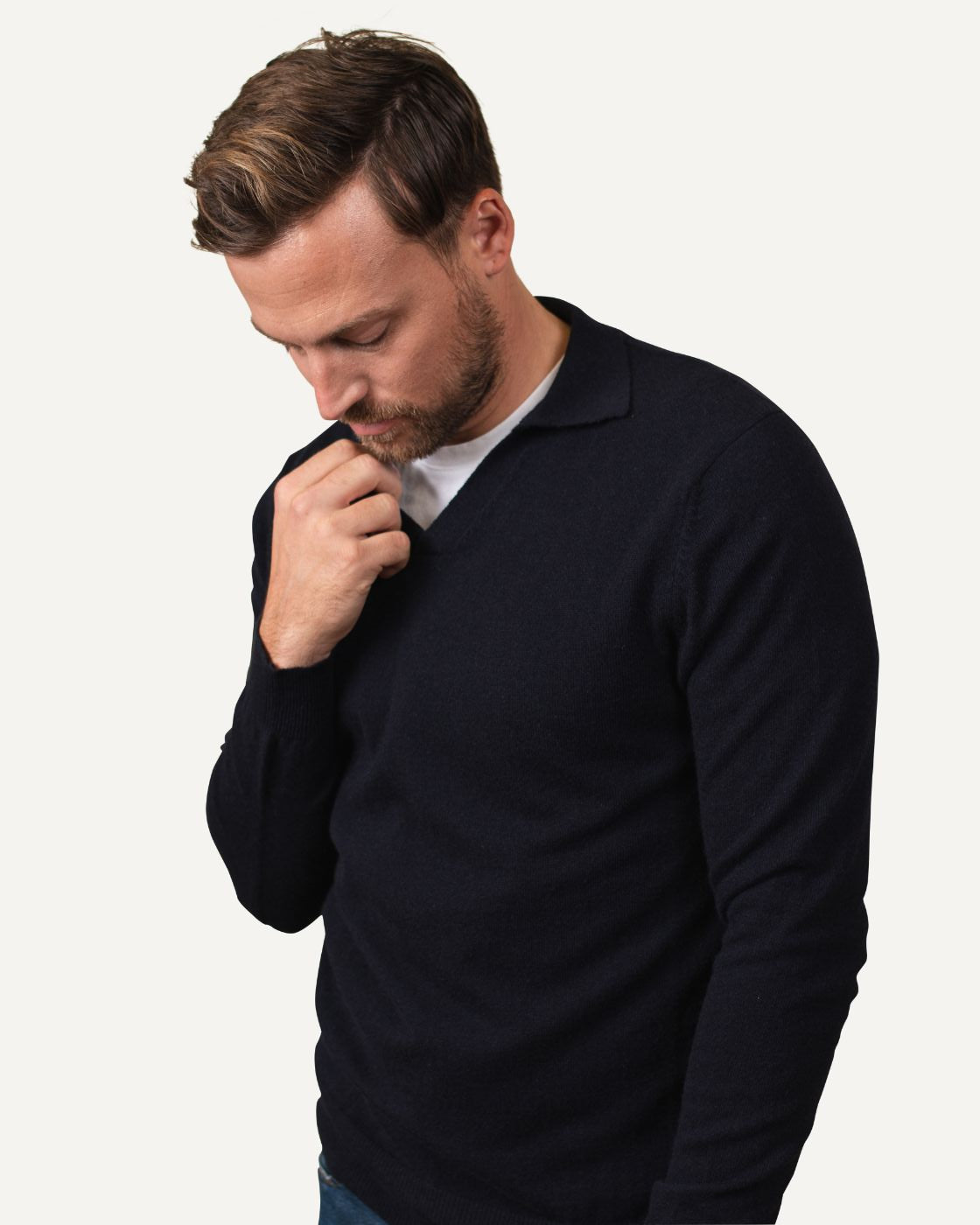 Cashmere sweater with polo collar for men in dark blue by MOGLI & MARTINI #color_deepblue
