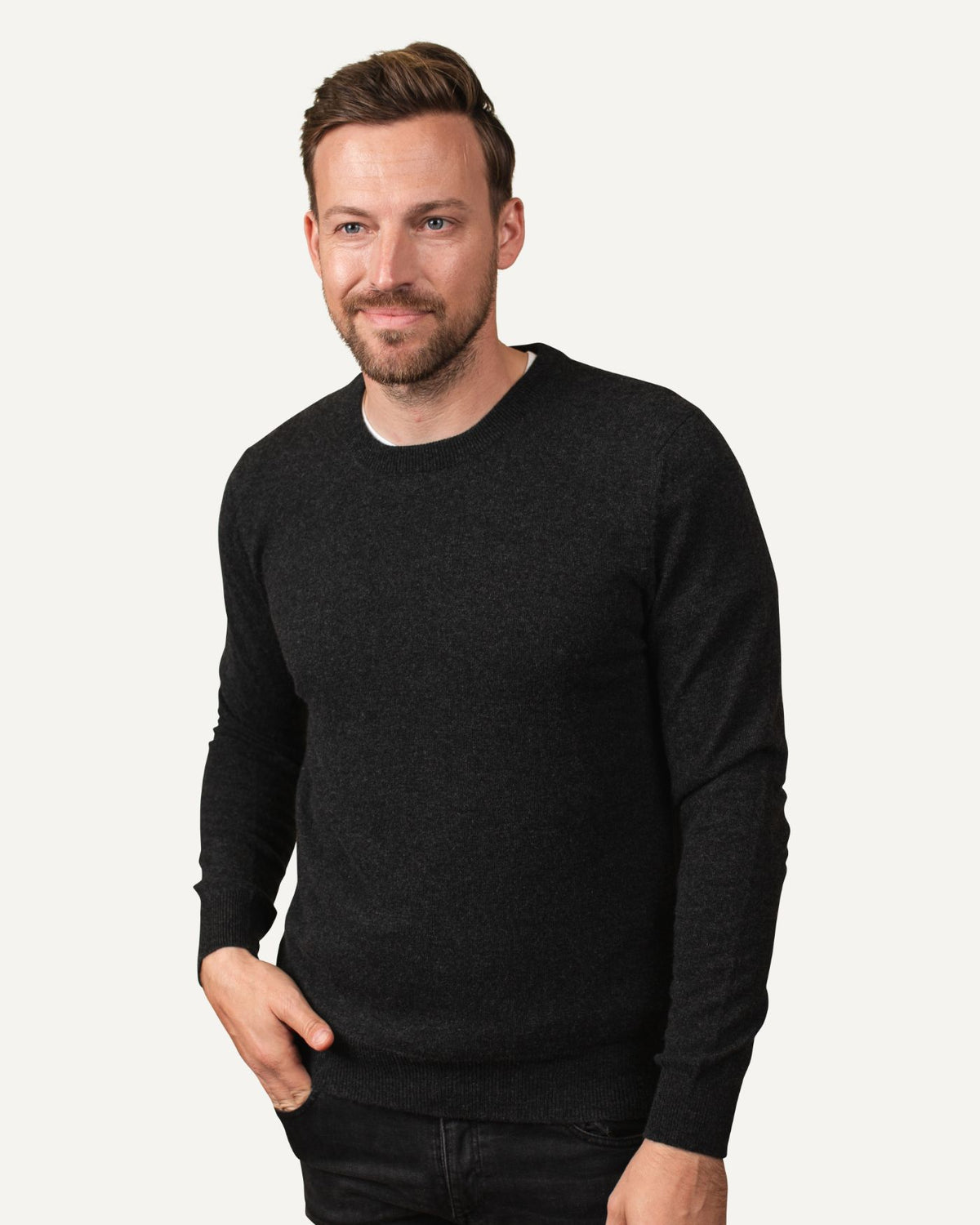 Kaschmir Rundhals Pullover für Herren in Anthrazit von MOGLI & MARTINI #farbe_anthrazit