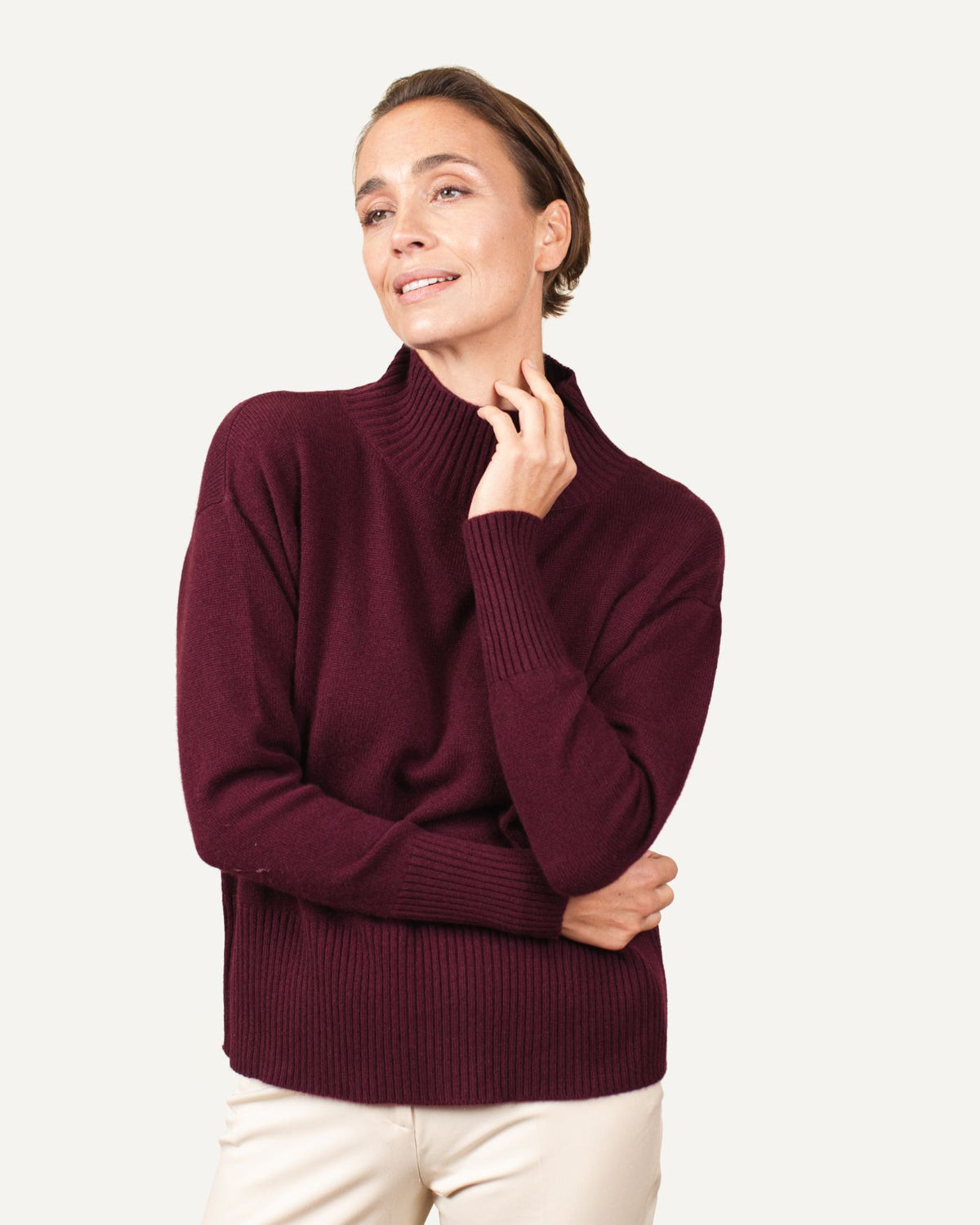 Ladies cashmere turtleneck jumper in bordeaux by MOGLI & MARTINI #colour_bordeaux