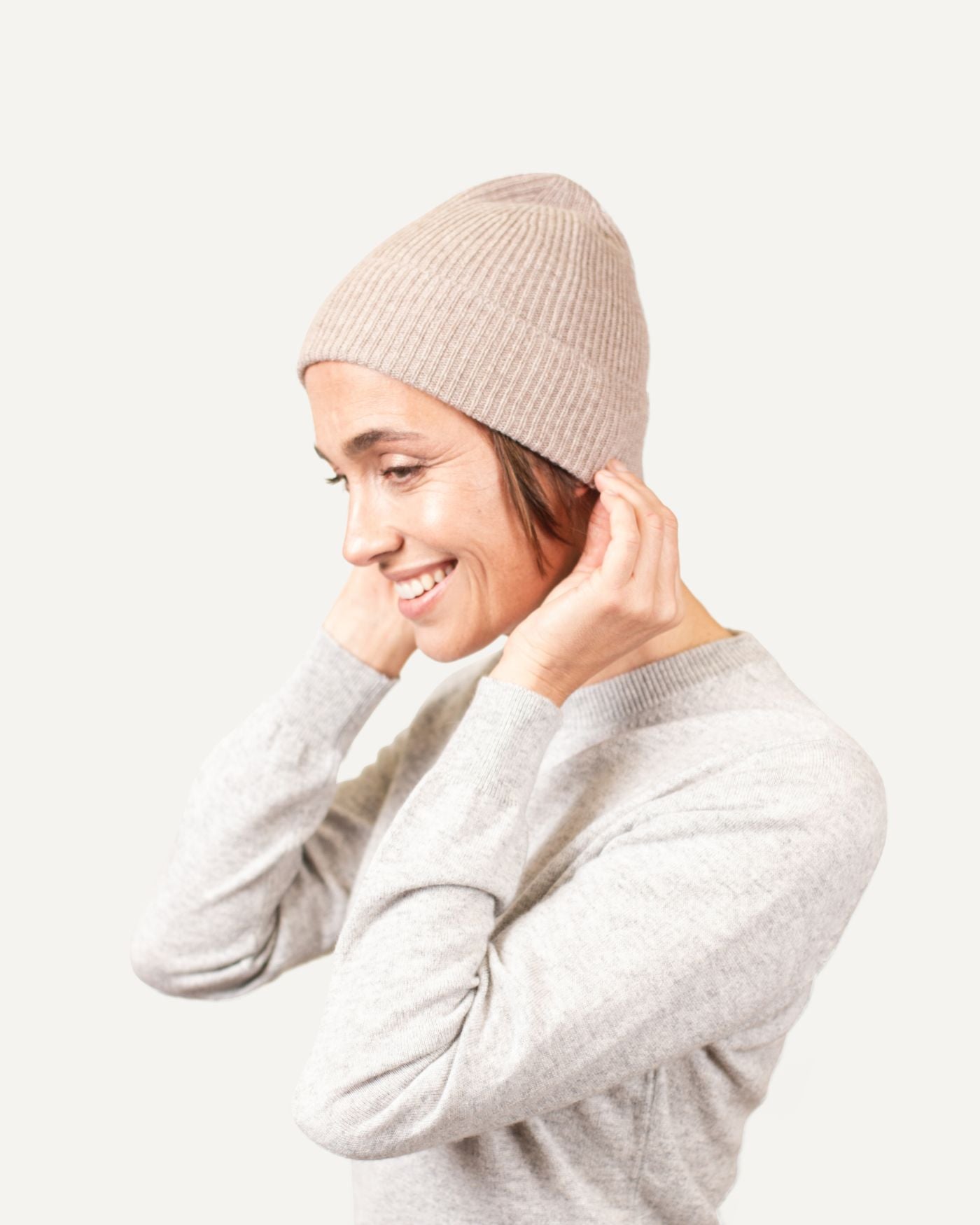 Light cashmere cap
