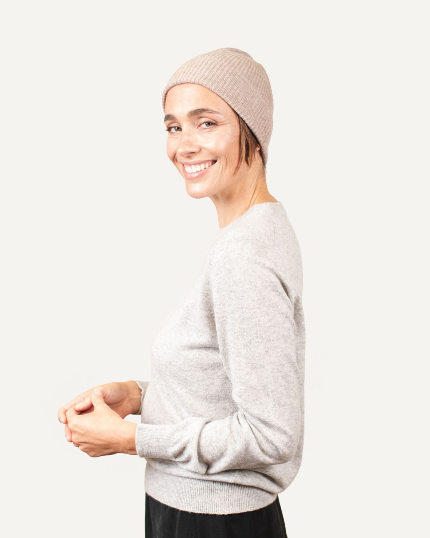 Light cashmere cap