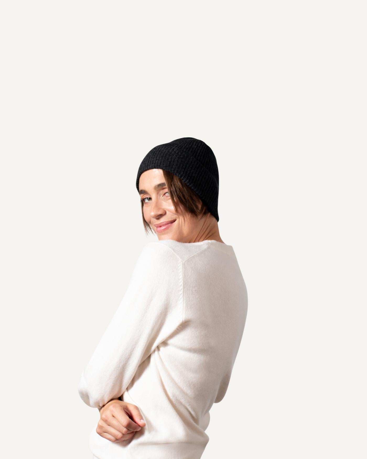 Light cashmere cap