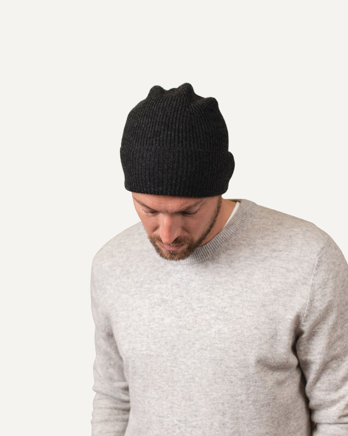 Leichte Kaschmir Mütze für Herren in Anthrazit von MOGLI & MARTINI #farbe_anthrazit