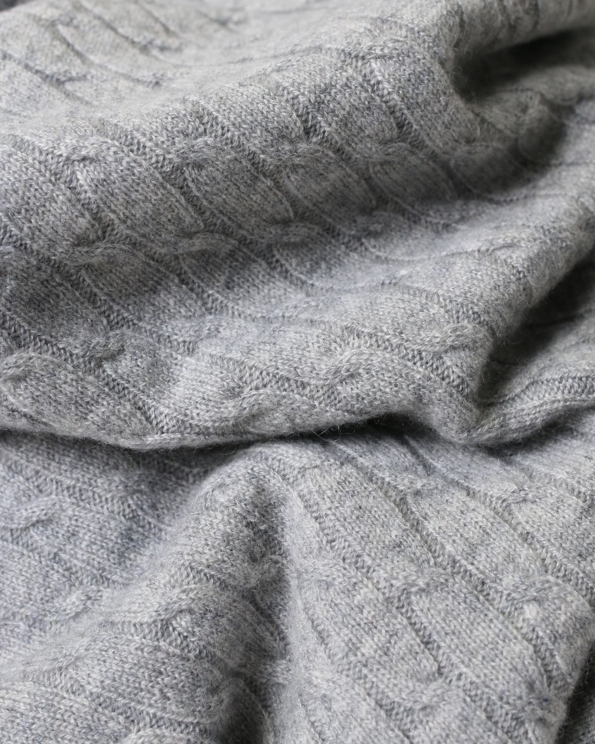 Kaschmir Kuscheldecke in Silbergrau von MOGLI & MARTINI #farbe_silbergrau