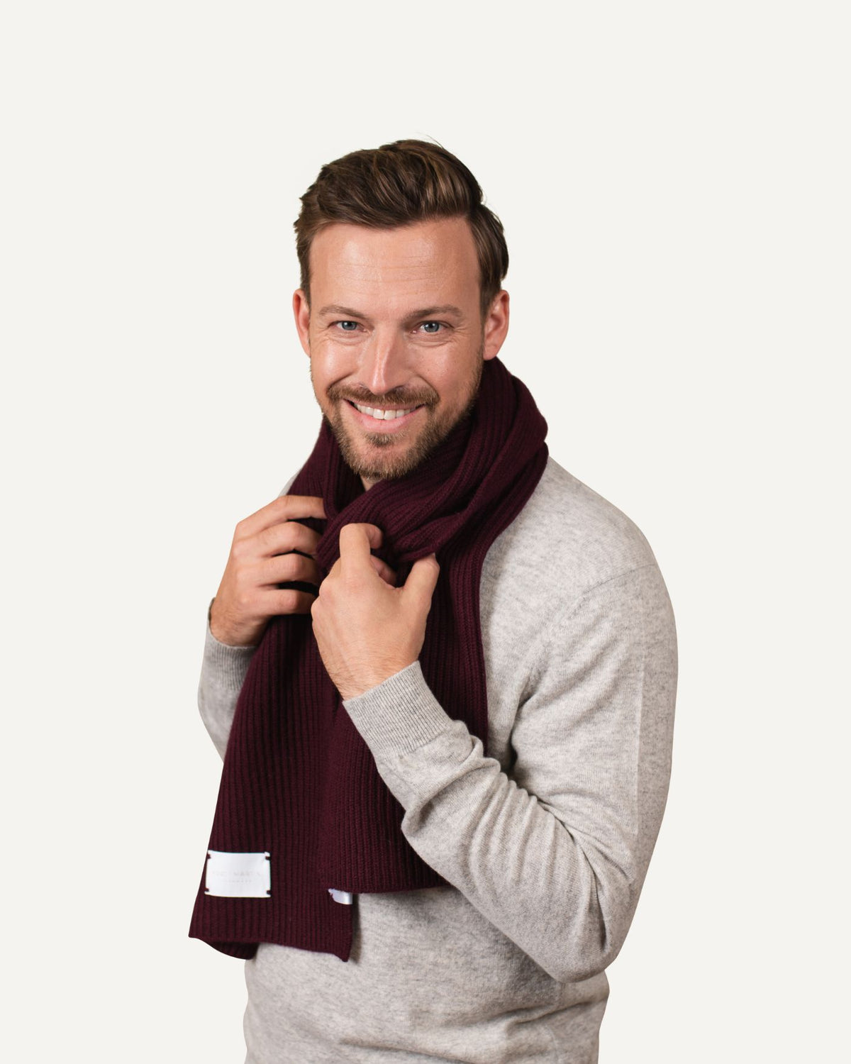 Men's knitted cashmere scarf in bordeaux by MOGLI & MARTINI #colour_bordeaux