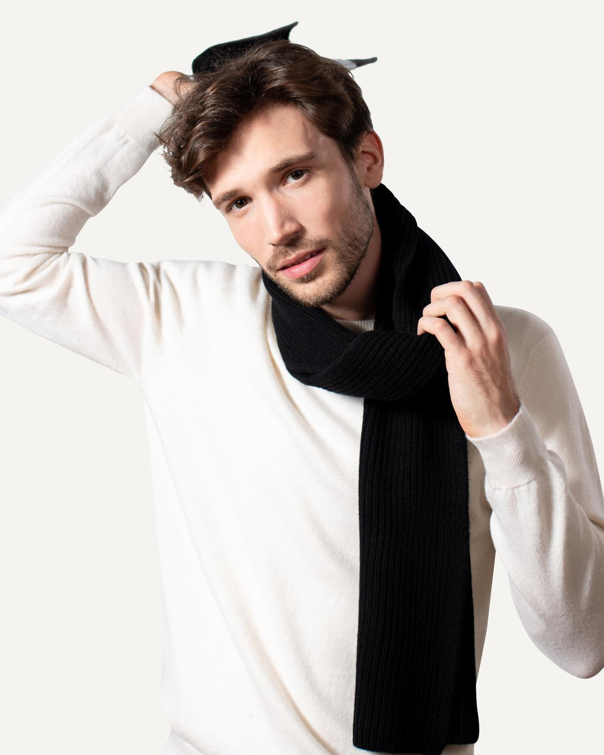 Knitted cashmere scarf men in black #colour_black