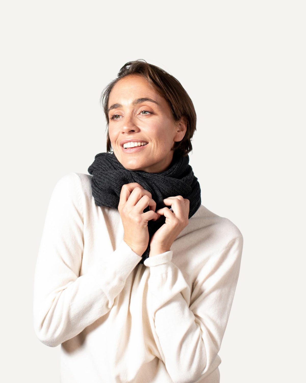 Knitted cashmere scarf in dark grey for women by MOGLI & MARTINI #colour_anthracite