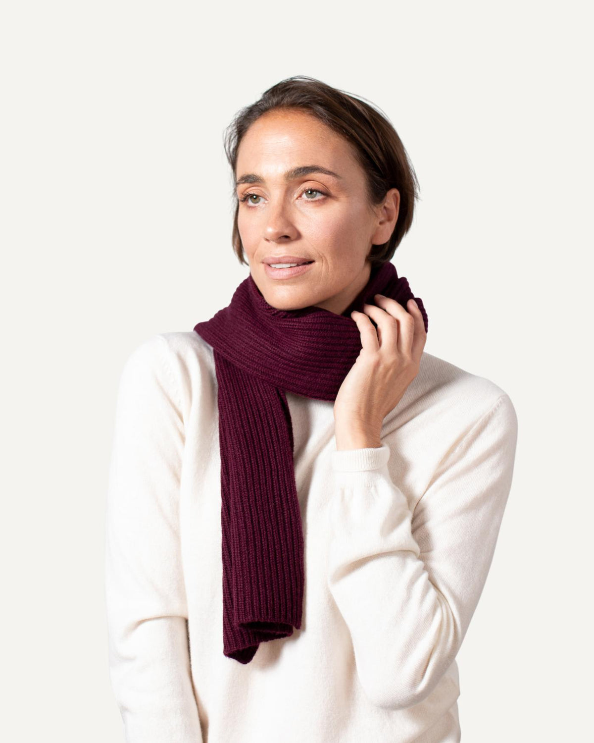 Knitted cashmere scarf in bordeaux for women by MOGLI & MARTINI #colour_bordeaux