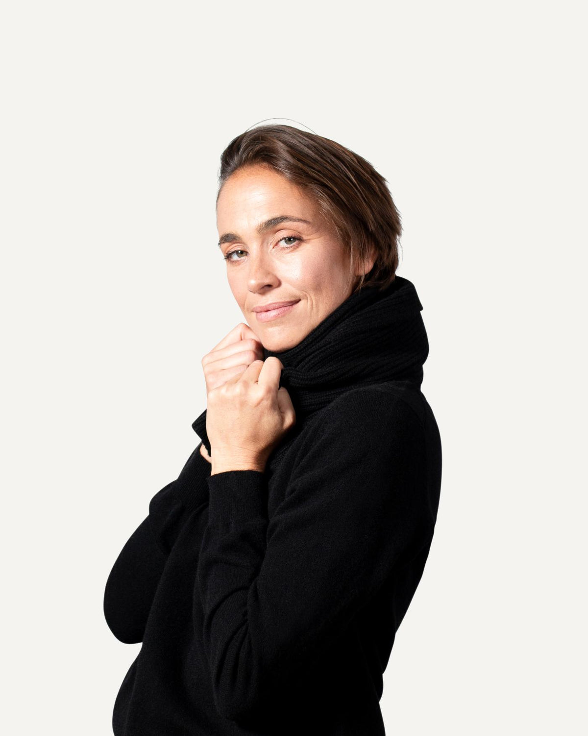 Knitted cashmere scarf in black for women by MOGLI & MARTINI #colour_black