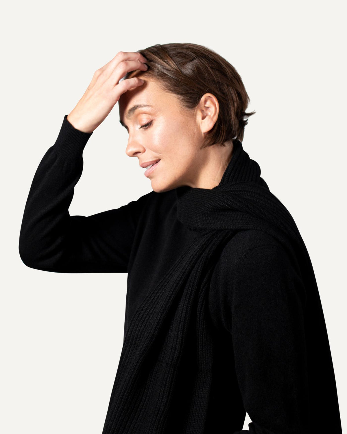 Knitted cashmere scarf in black for women by MOGLI & MARTINI #colour_black