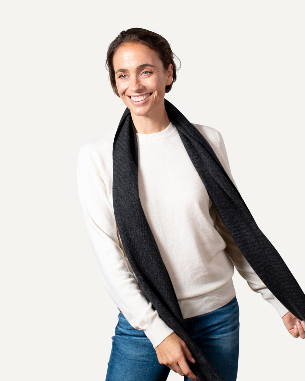 Woven cashmere scarf in dark grey for women by MOGLI & MARTINI #colour_anthracite