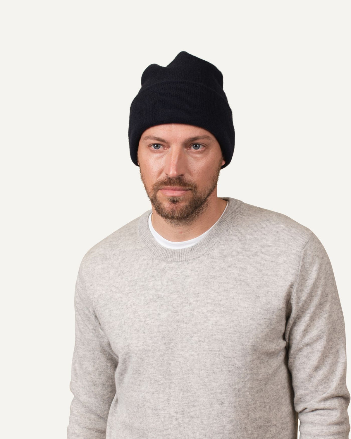 Mens cashmere beanie in dark blue by MOGLI & MARTINI #colour_deep_blue