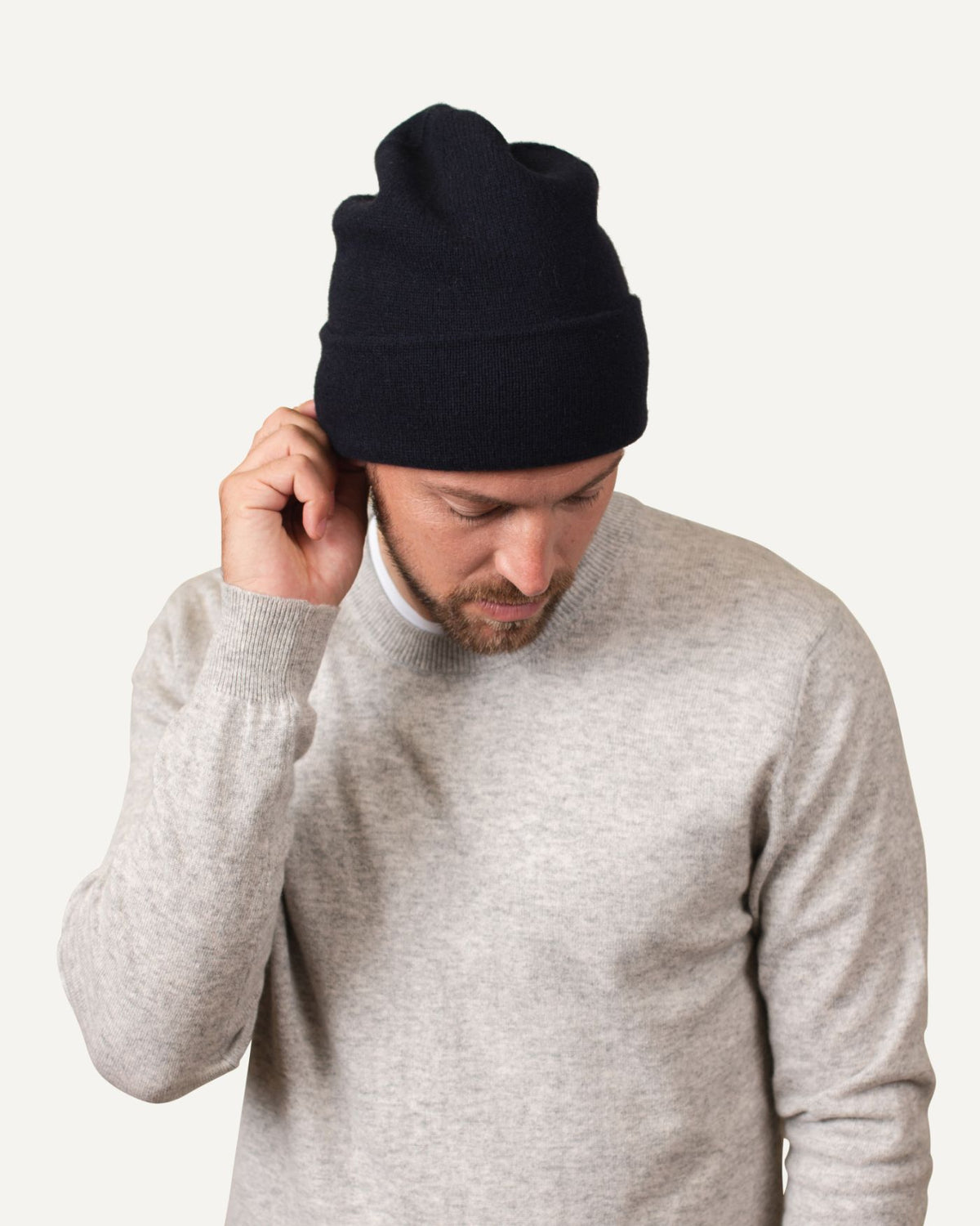 Mens cashmere beanie in dark blue by MOGLI & MARTINI #colour_deep_blue