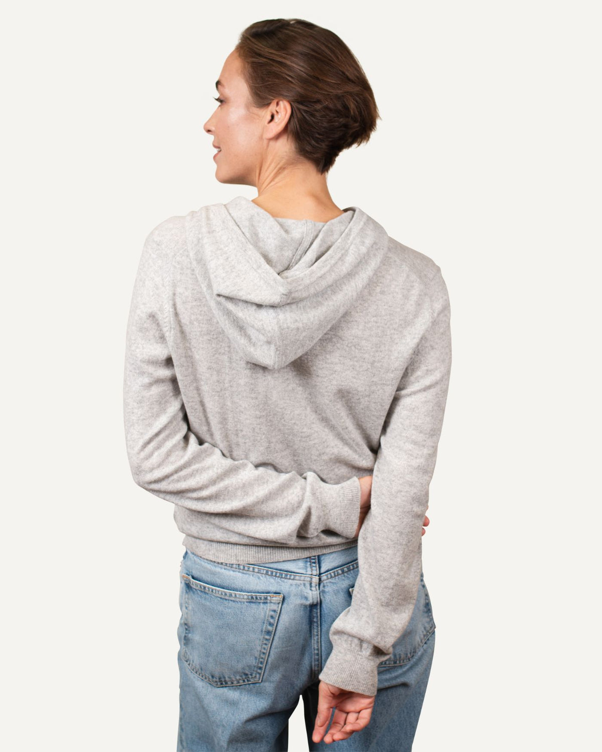 Cashmere hoodie for ladies in light gray by MOGLI & MARTINI #color_wolfsgrau