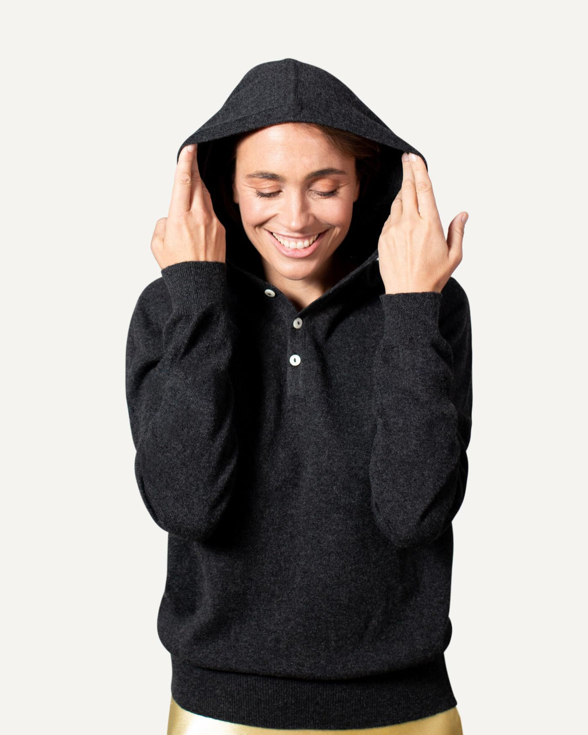 Kaschmir Hoodie für damen in dunkelgrau von MOGLI & MARTINI #farbe_anthrazit