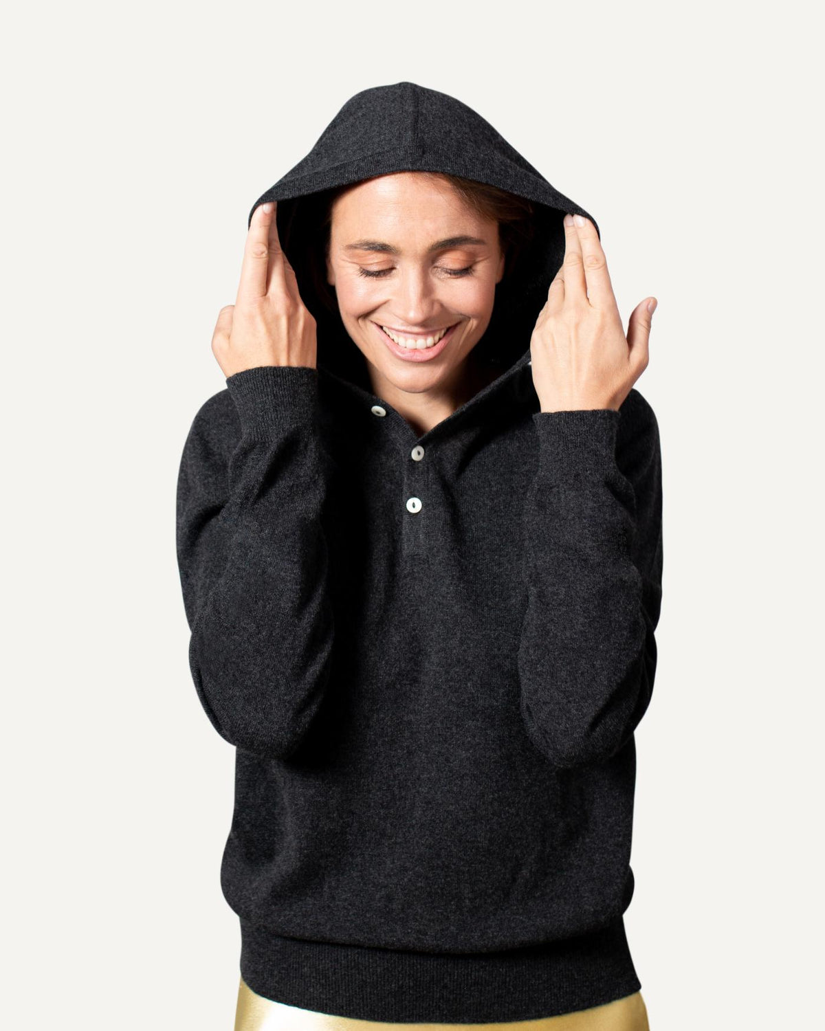 Cashmere hoodie for women in dark grey by MOGLI & MARTINI #colour_anthracite