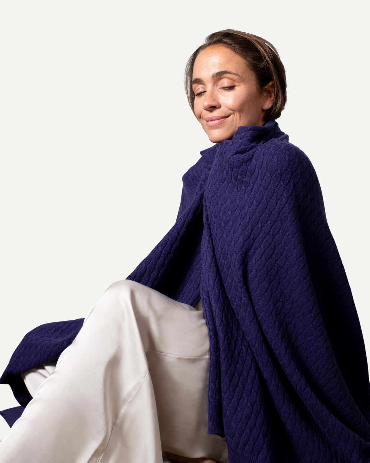 Kaschmir Kuscheldecke in Ultramarin von MOGLI & MARTINI #farbe_ultramarin