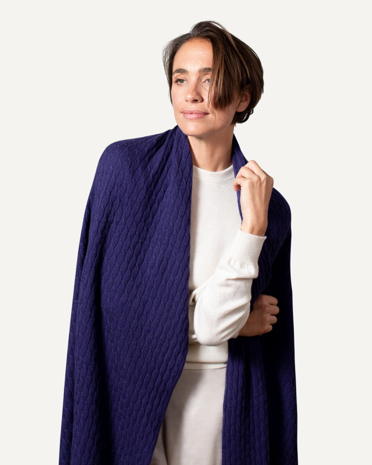 Cashmere blanket in purple by MOGLI & MARTINI #colour_ultramarine