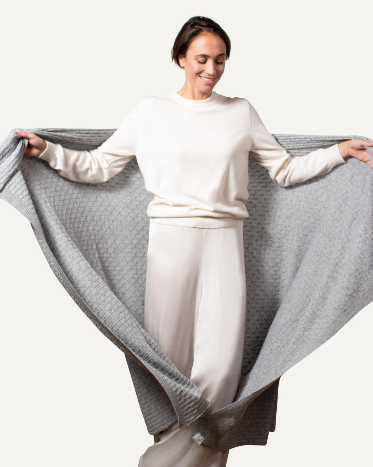 Kaschmir Kuscheldecke in Silbergrau von MOGLI & MARTINI #farbe_silbergrau