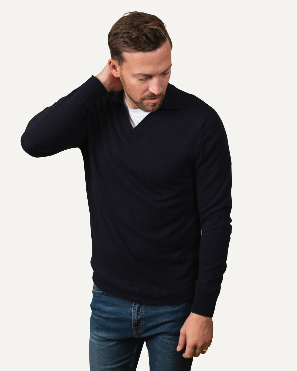 Cashmere sweater with polo collar for men in dark blue by MOGLI & MARTINI #color_deepblue