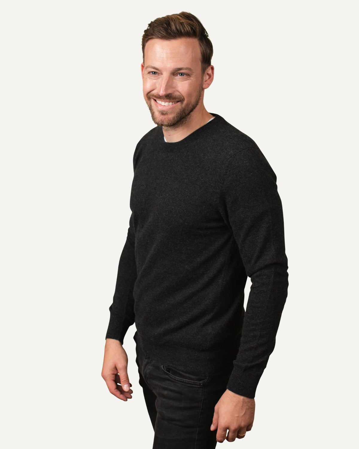 Kaschmir Rundhals Pullover für Herren in Anthrazit von MOGLI & MARTINI #farbe_anthrazit