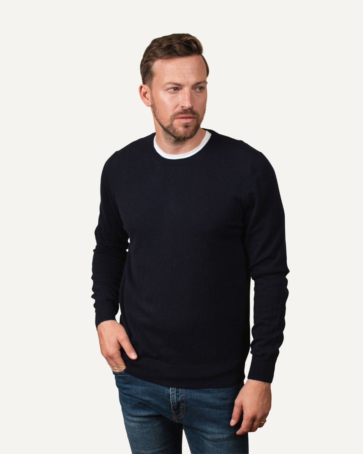 Cashmere jumper for men in dark blue by MOGLI & MARTINI #colour_deep_blue