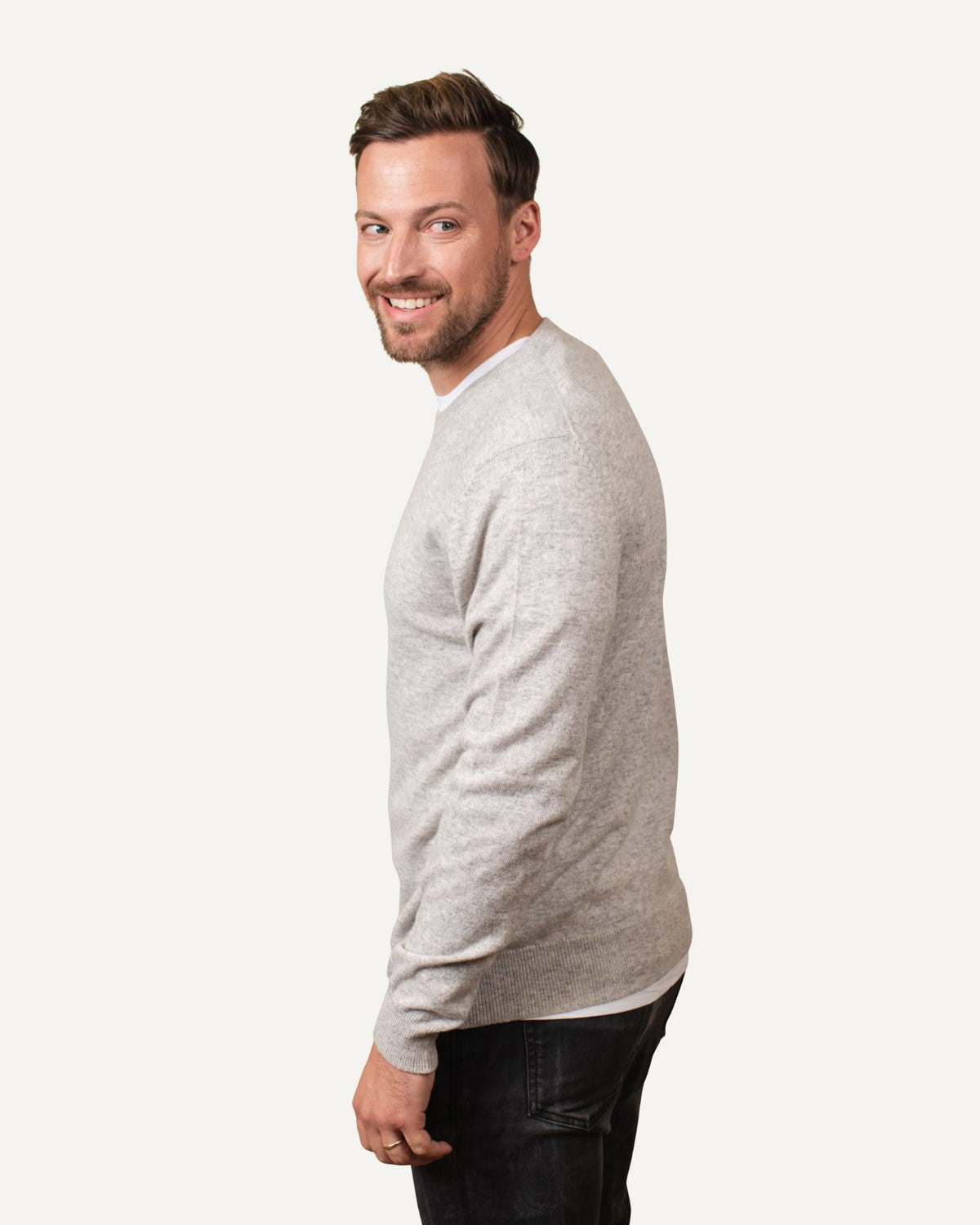 Kaschmir Rundhals Pullover für Herren in Wolfsgrau von MOGLI & MARTINI #farbe_wolfsgrau