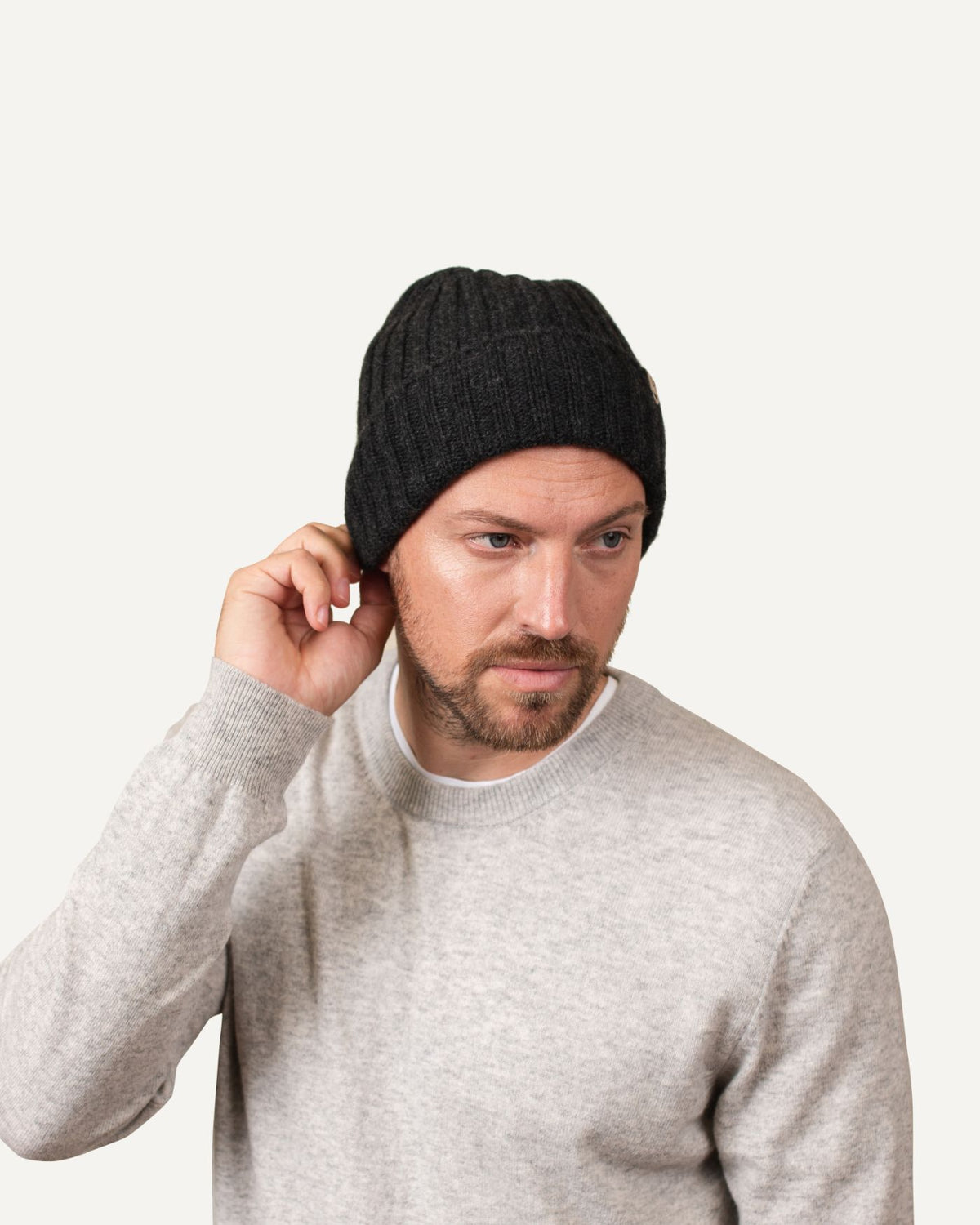 Mens cashmere rib knit beanie in dark grey by MOGLI & MARTINI #colour_anthracite