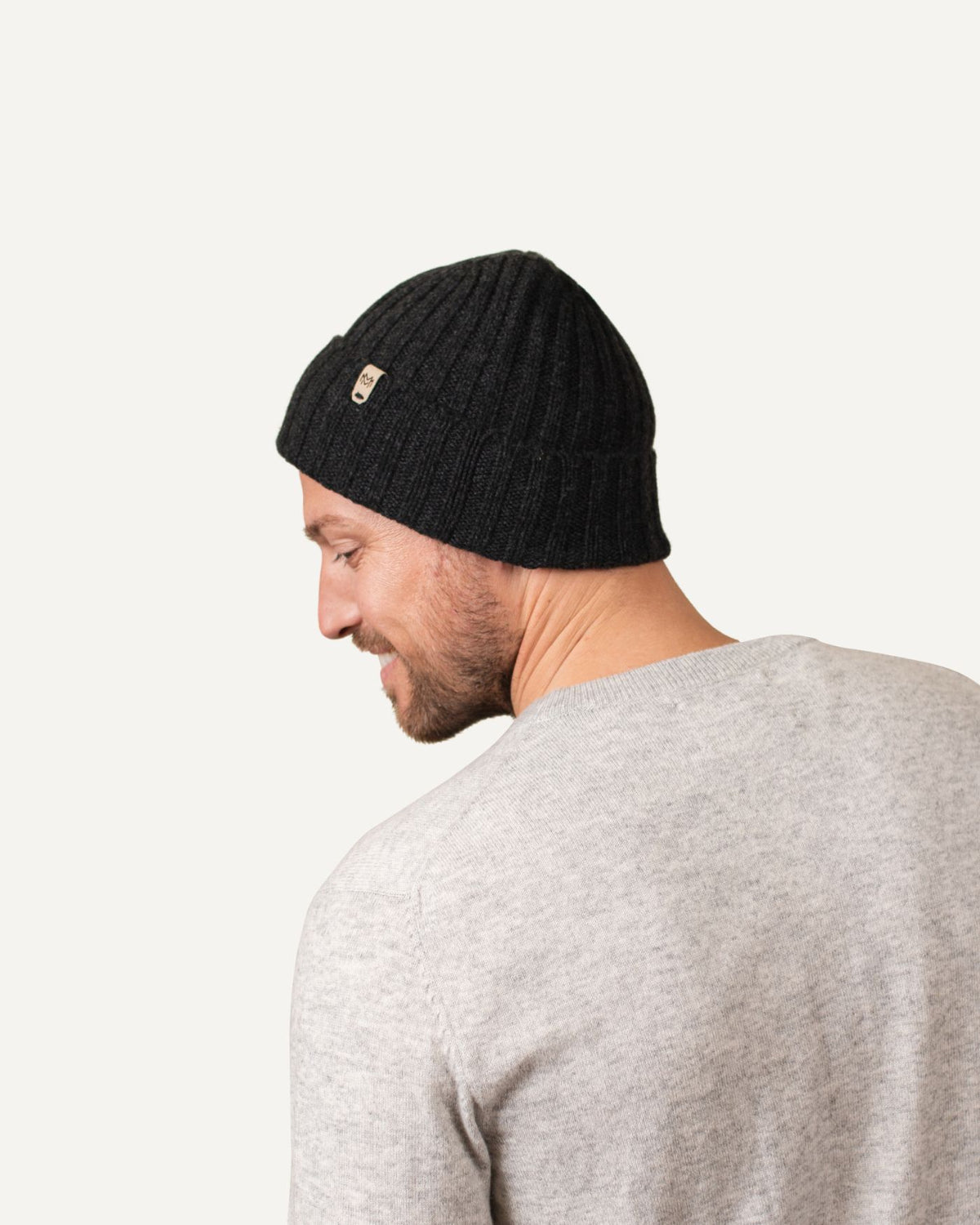 Mens cashmere rib knit beanie in dark grey by MOGLI & MARTINI #colour_anthracite