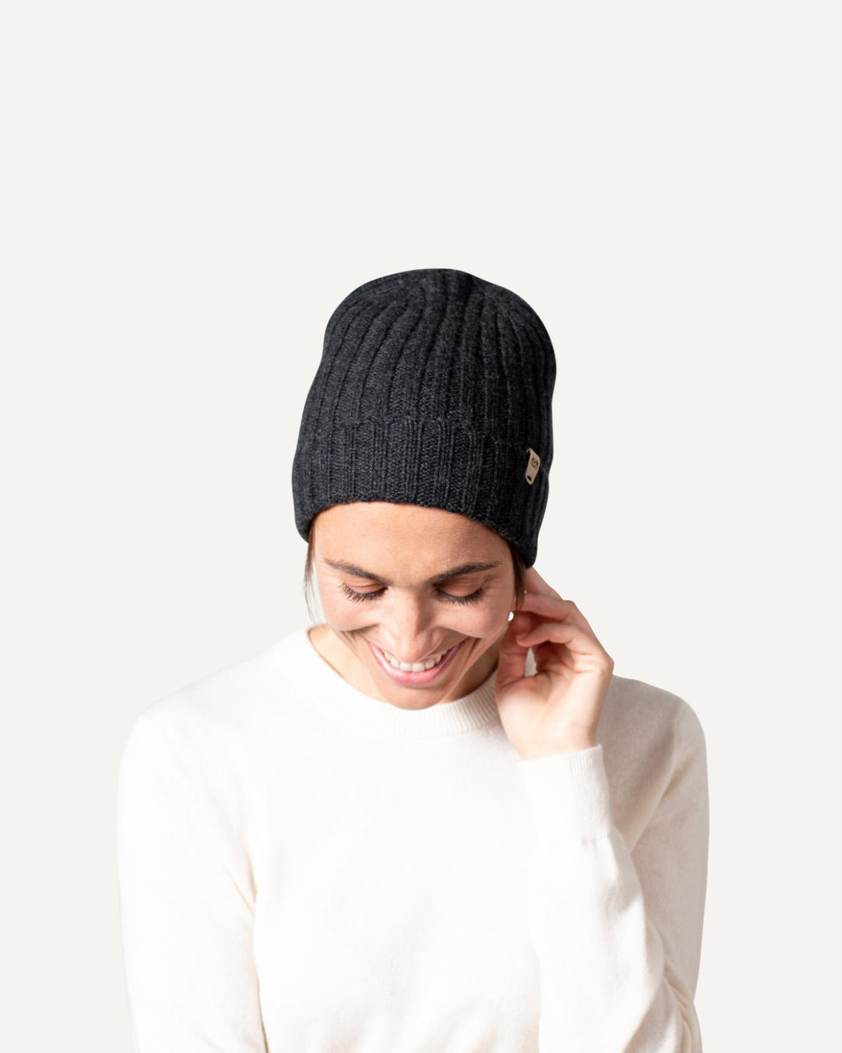 Ladies cashmere rib knit beanie in dark grey by MOGLI & MARTINI #colour_anthracite