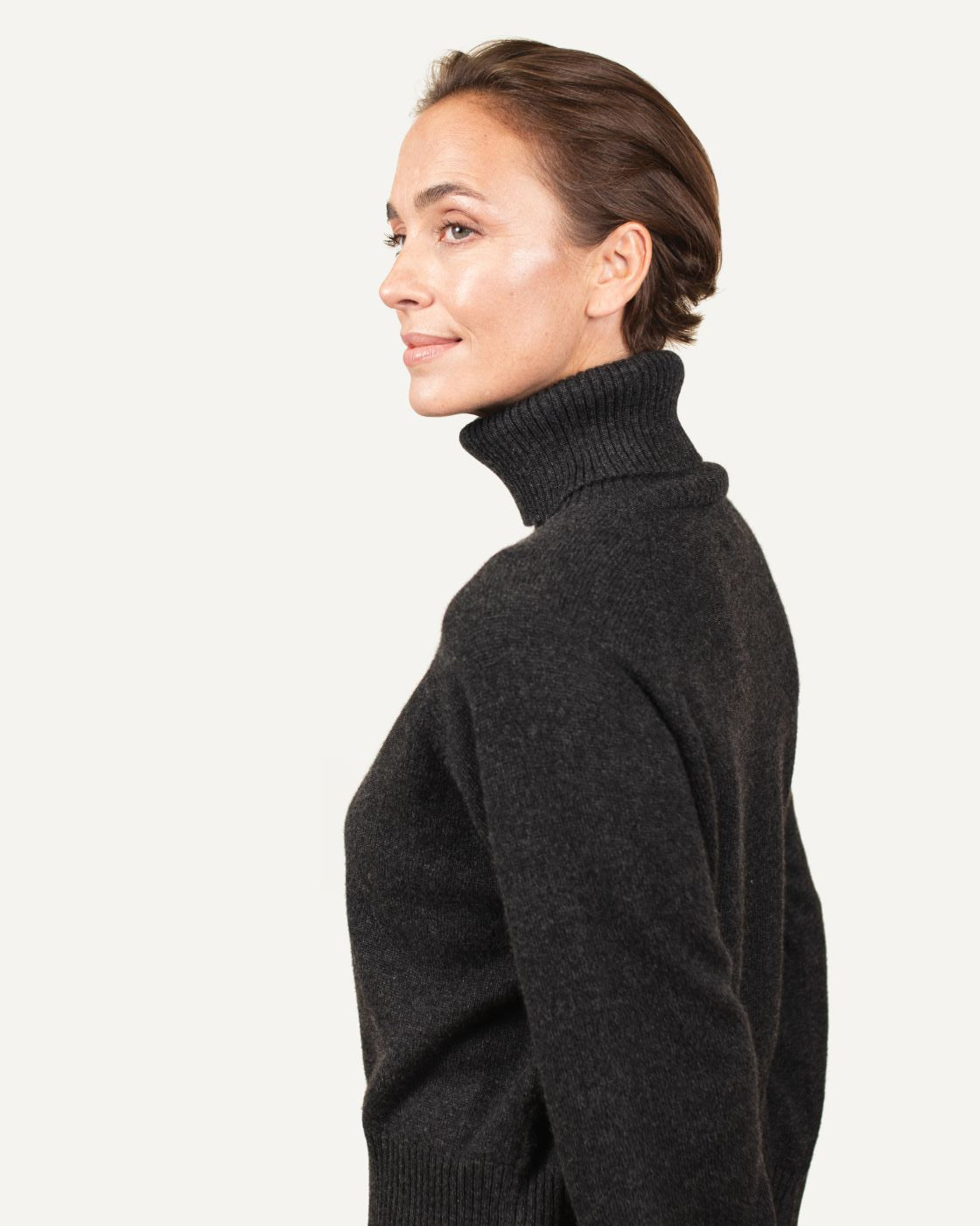 Cashmere turtleneck sweater for women in dark gray by MOGLI & MARTINI #color_anthracite