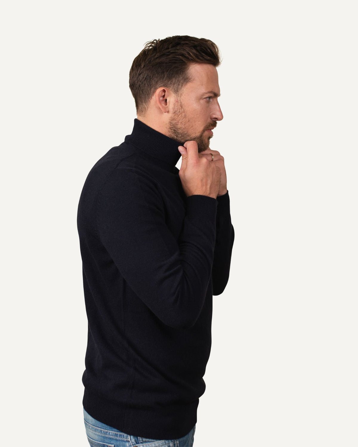 Mens cashmere turtleneck jumper in dark blue by MOGLI & MARTINI #colour_deep_blue