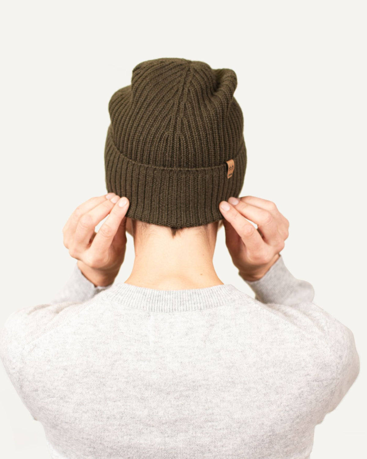 Kaschmir Strickmütze und Strickschal für Damen in Loden von MOGLI & MARTINI #farbe_loden