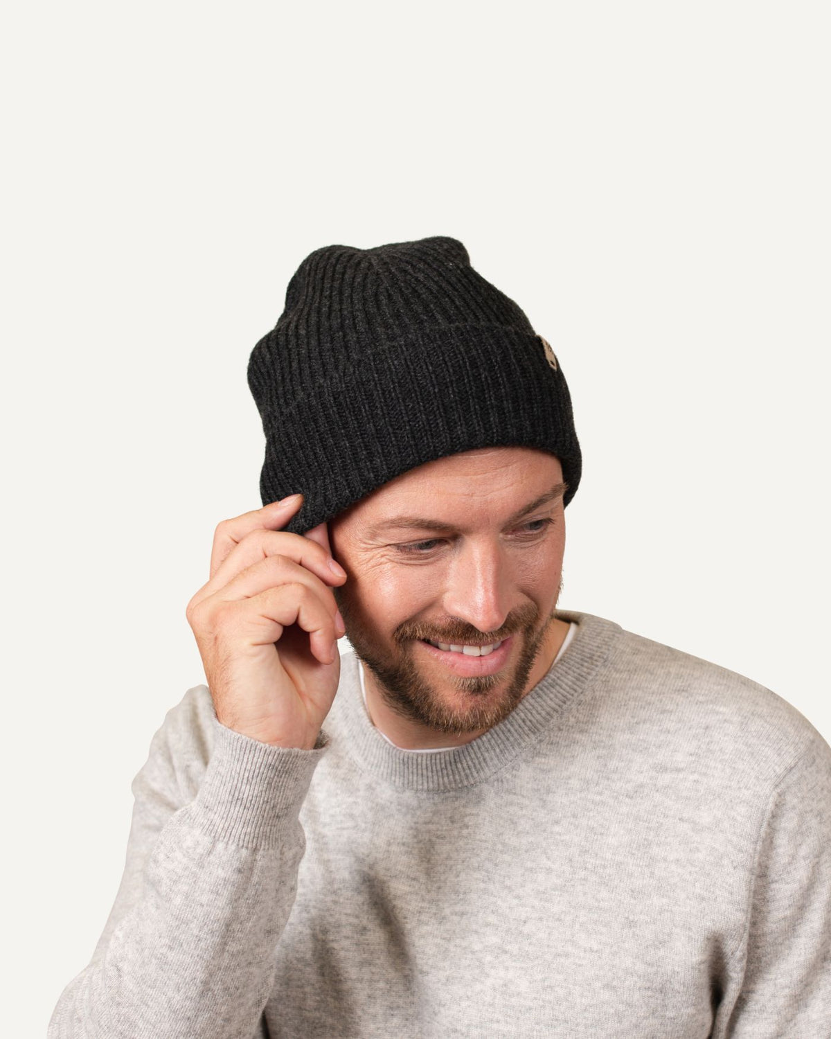 Mens cashmere knitted hat in dark grey by MOGLI & MARTINI #colour_anthracite