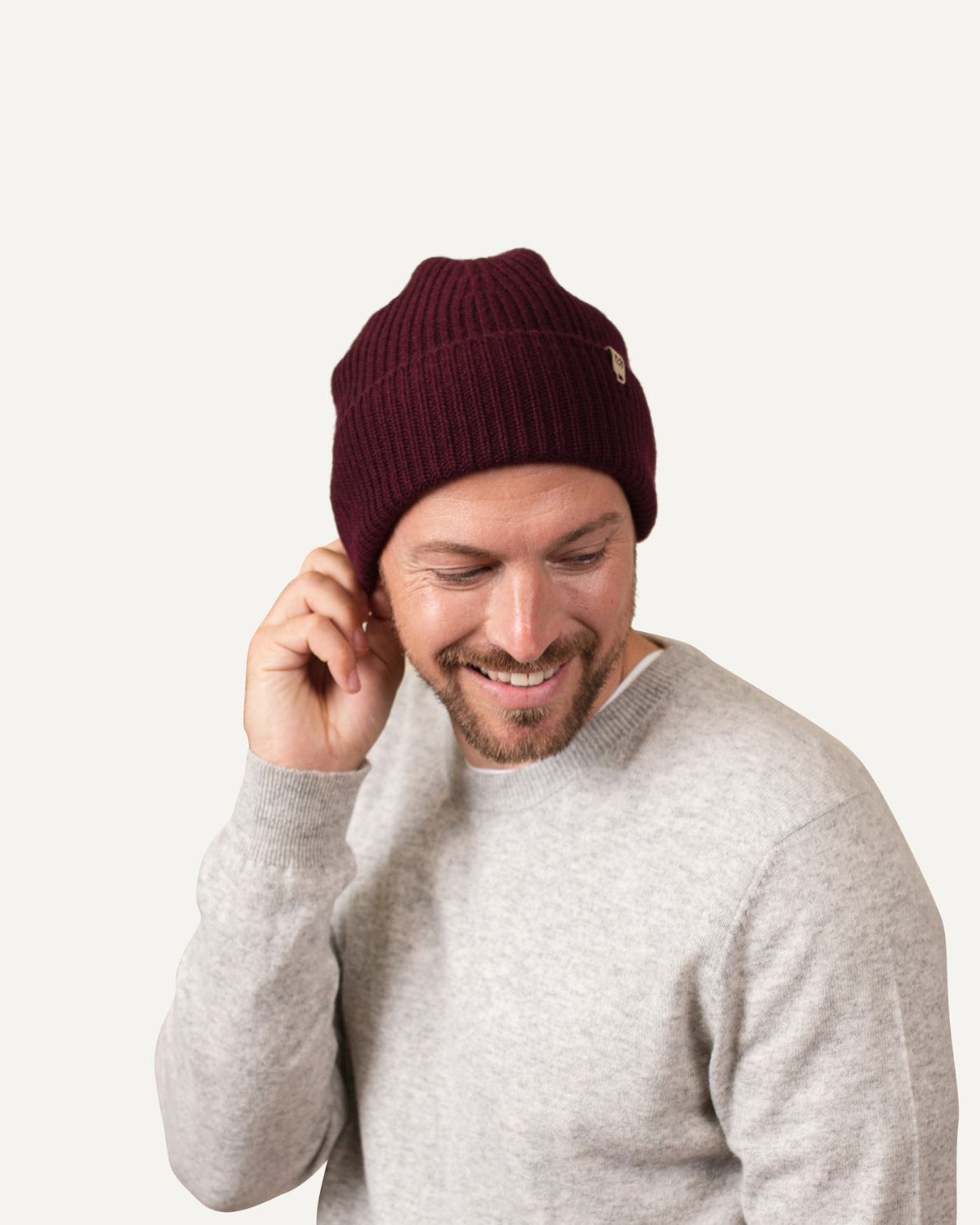 Mens cashmere knitted hat in bordeaux by MOGLI & MARTINI #colour_bordeaux