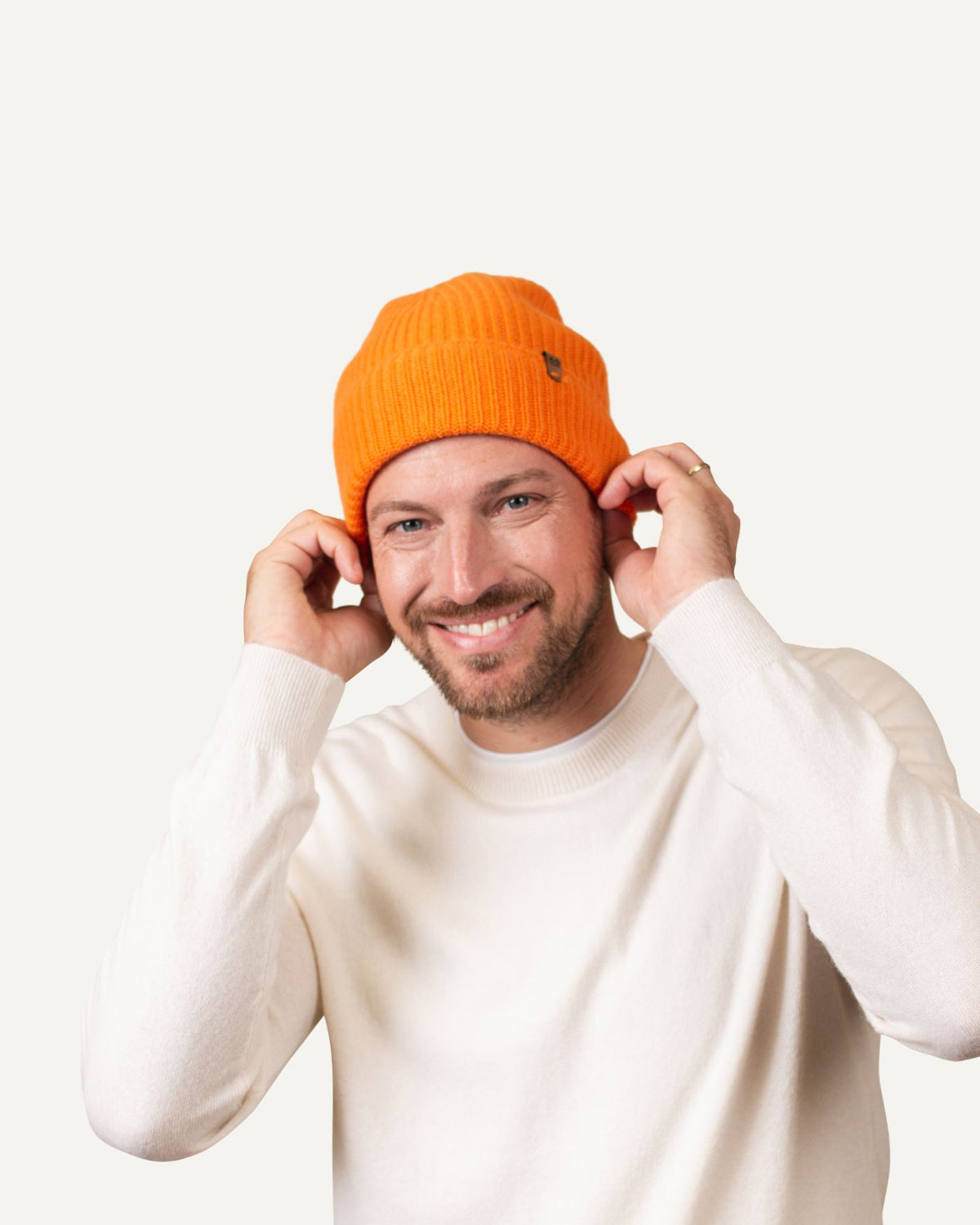 Mens cashmere knit hat in orange by MOGLI & MARTINI #farbe_tiger
