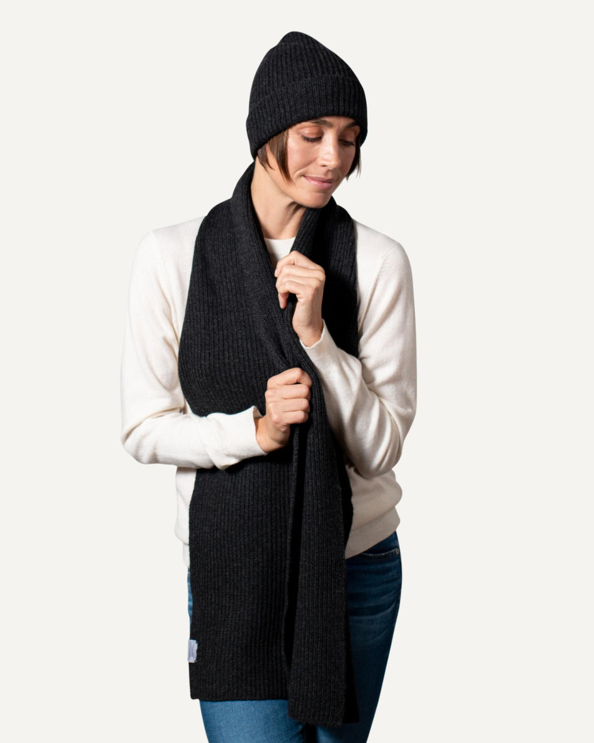 Ladies cashmere knitted hat and scarf in dark grey by MOGLI & MARTINI #colour_anthracite