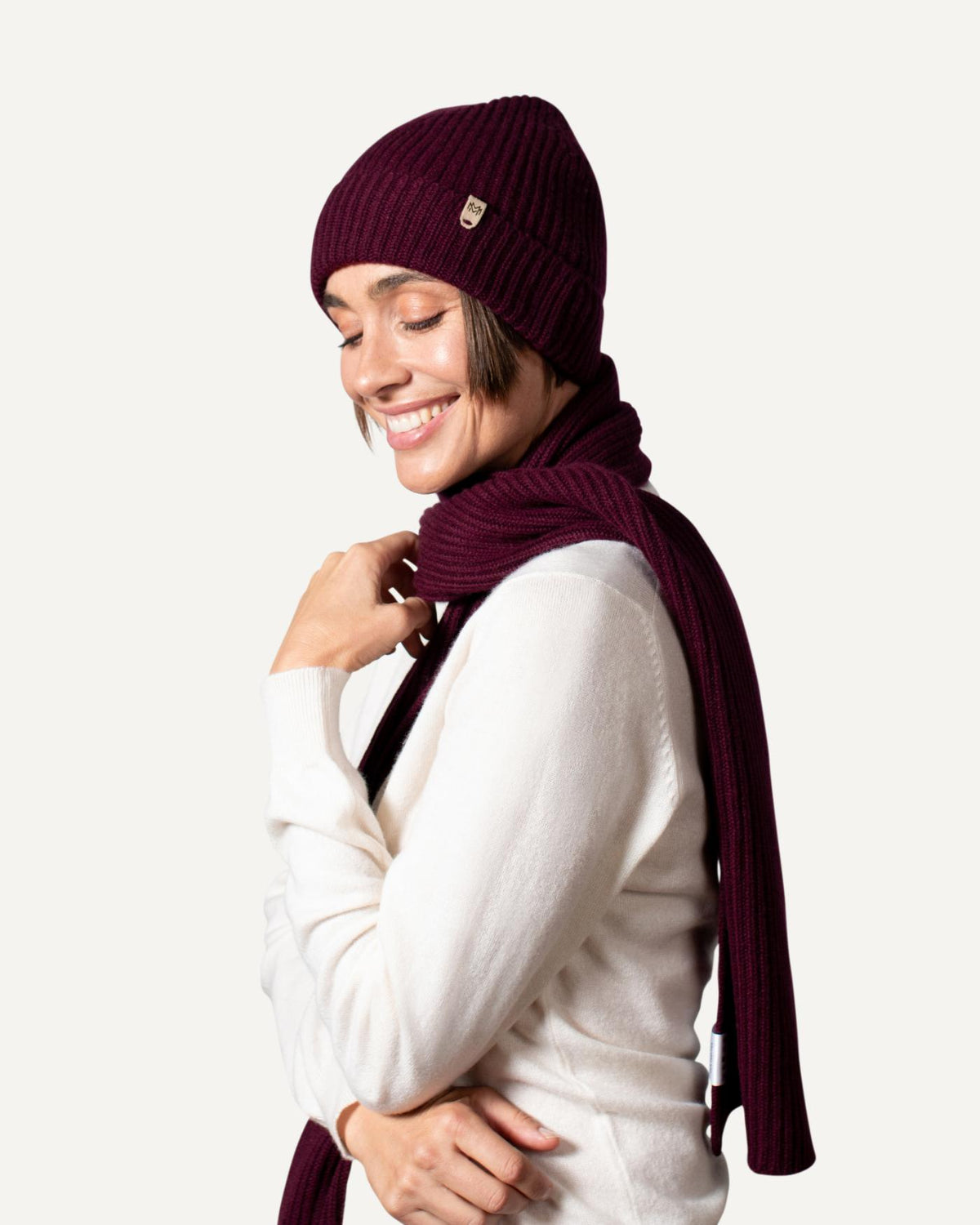 Ladies cashmere knitted hat and scarf in bordeaux by MOGLI & MARTINI #colour_bordeaux