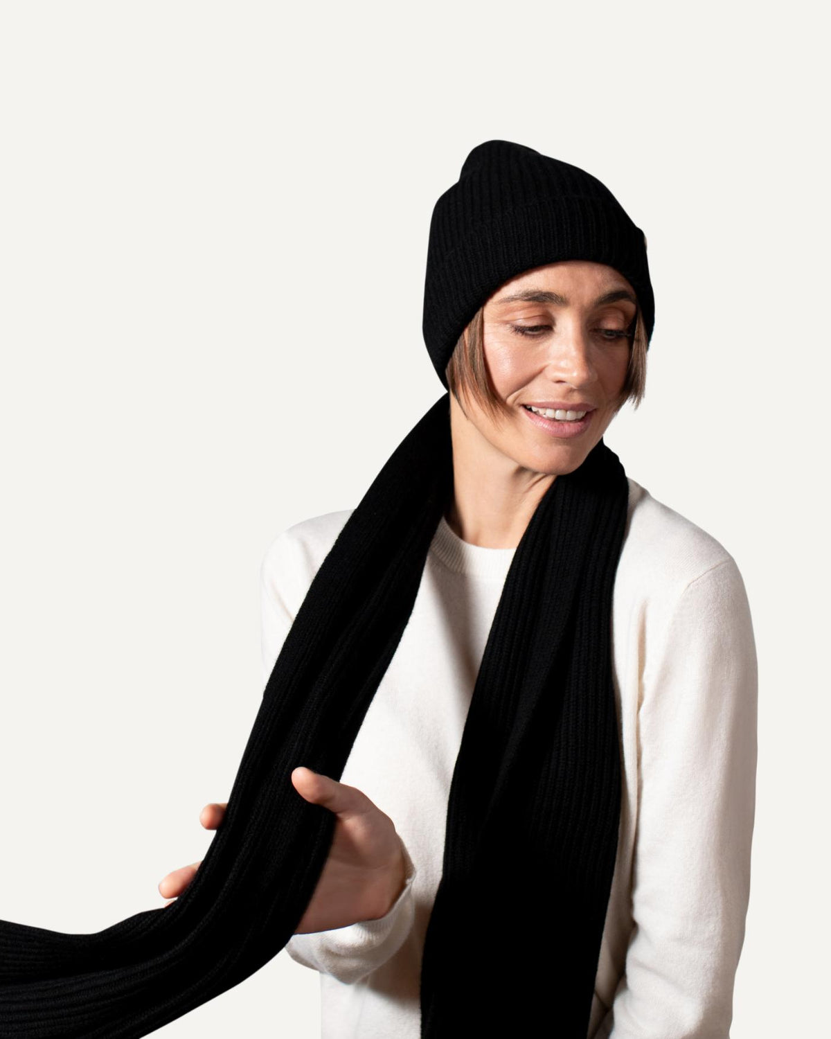 Ladies cashmere knitted hat and scarf in black by MOGLI & MARTINI #colour_black