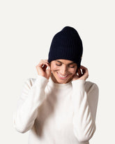 Ladies cashmere knitted hat in dark blue by MOGLI & MARTINI #colour_deepblue