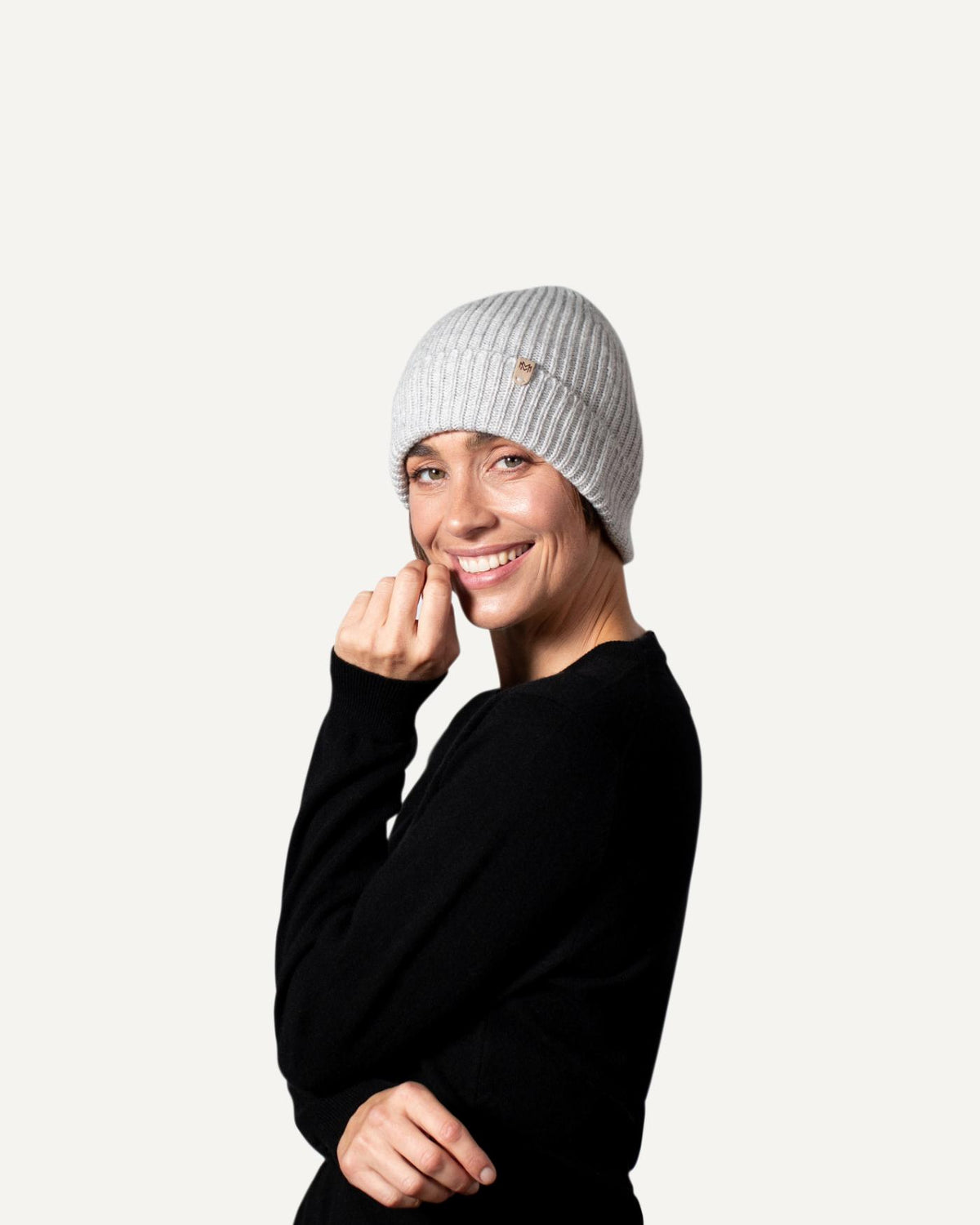 Kaschmir Strickmütze für Damen in Wolfsgrau von MOGLI & MARTINI #farbe_wolfsgrau