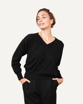 Ladies cashmere v-neck sweater in black by MOGLI & MARTINI #color_black