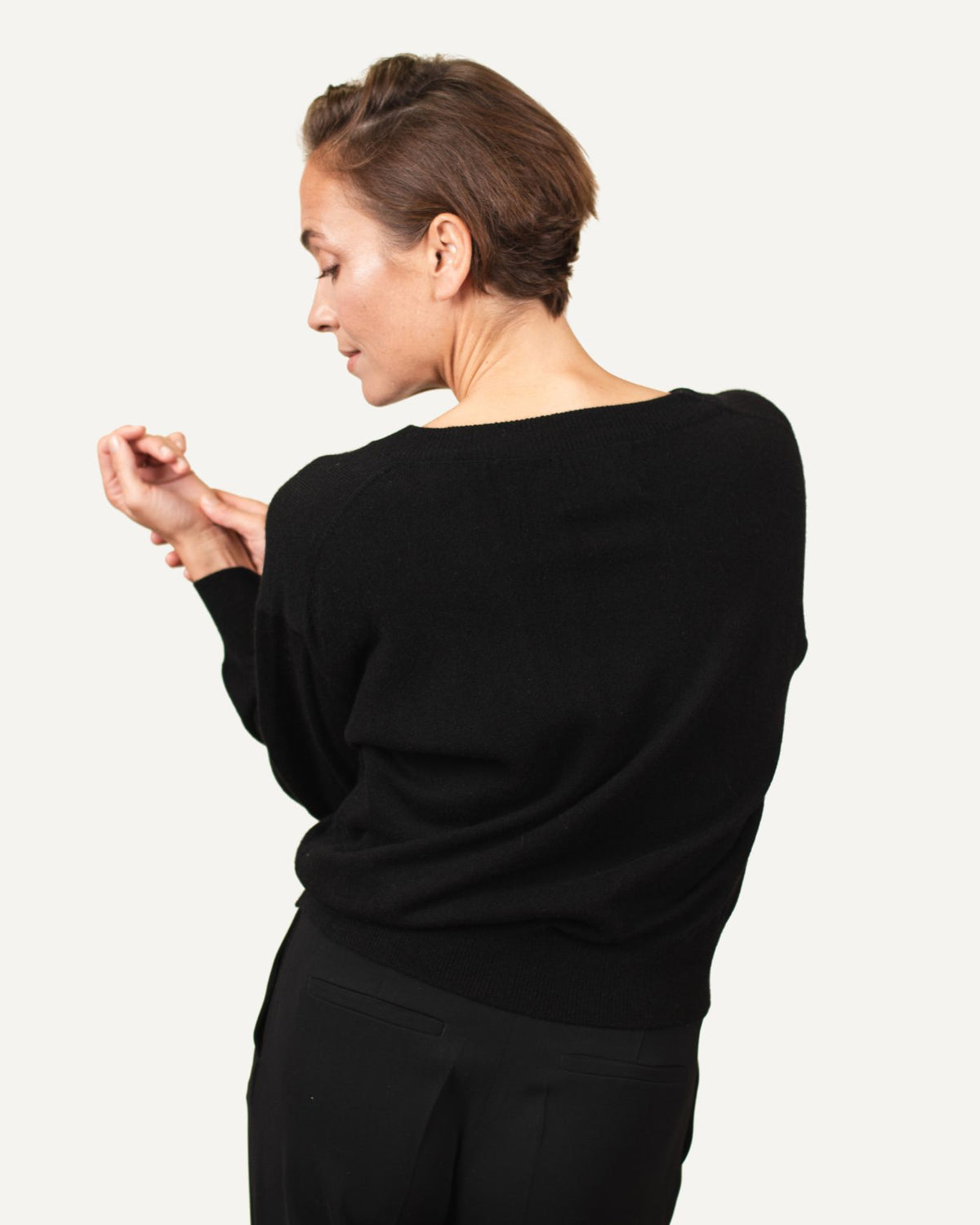 Ladies cashmere v-neck sweater in black by MOGLI & MARTINI #color_black