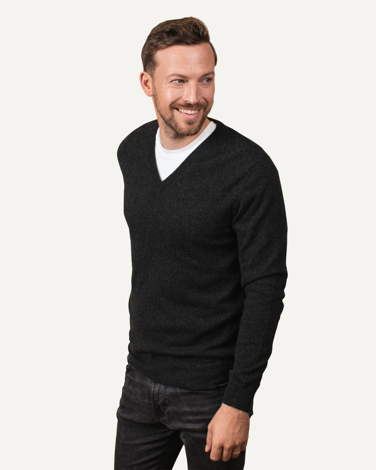 Cashmere V-neck sweater for men in dark gray by MOGLI & MARTINI #color_anthracite