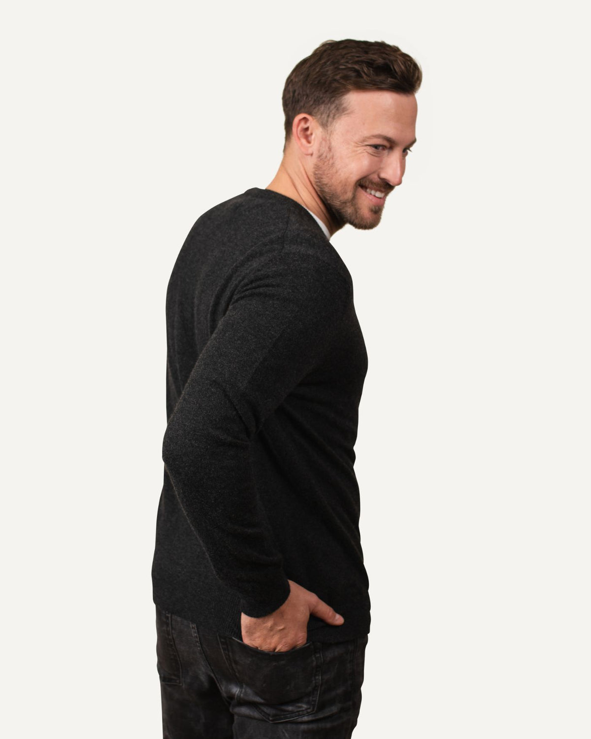 Kaschmir V-Neck Pullover für Herren in Anthrazit von MOGLI & MARTINI #farbe_anthrazit
